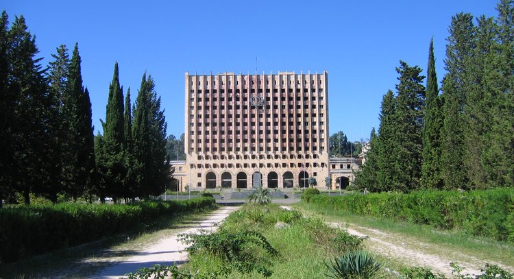 Центральное здание Дома Советов в Сухуме