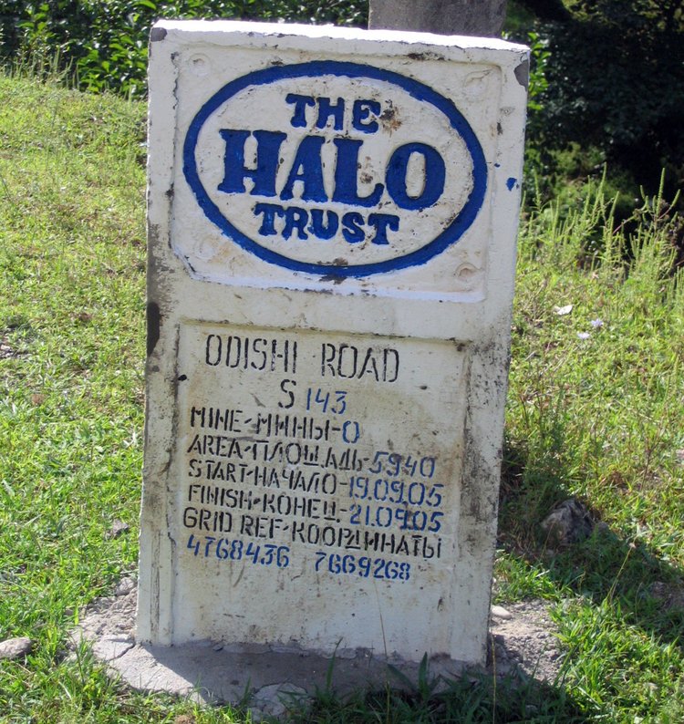 Знак Halo Trust в Абхазии