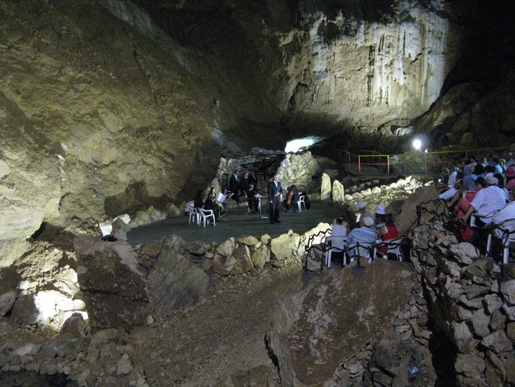 Концерт в Новоафонской пещере