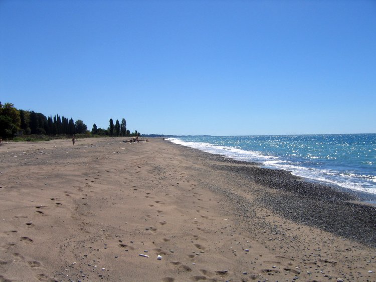 Песчаные пляжи на окраине Сухума